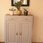 Buffet de cuisine converti en meuble fourre tout peint en gris tourterelle, pieds en noir, plateau couleur bois